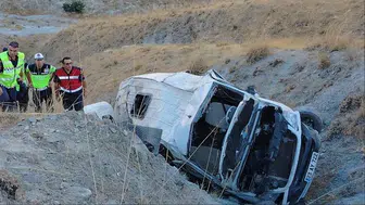 Elazığ'da işçi servisi uçuruma yuvarlandı: 13 yaralı