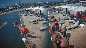 Tatil keyfi acı bitti: İskeleden sığ suya atlayan turist hayatını kaybetti