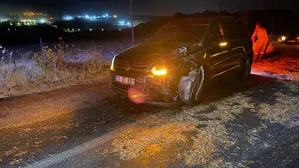 Çanakkale'de trafik kazası: Saman yüklü traktöre çarpan otomobil hurdaya döndü