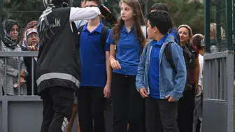 Okullarda güvenlik alarmı: Dedektörlü giriş var, ders kitabı yok