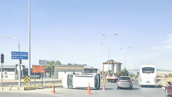Eskişehir'de trafik dehşeti: İki araç çarpıştı, ortalık savaş alanına döndü