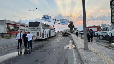 Adana'da dehşet anları: Yolcu otobüsü alt geçit duvarına çarptı