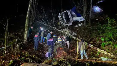 Düzce'de Dere Yatağına Devrilen TIR'ın Şoförü 4 Saat Sonra Bulundu