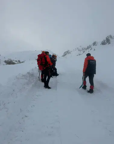 Ağrı'da çığ düşmesi sonucu arıza gidermeye giden ekipler tehlike atlattı