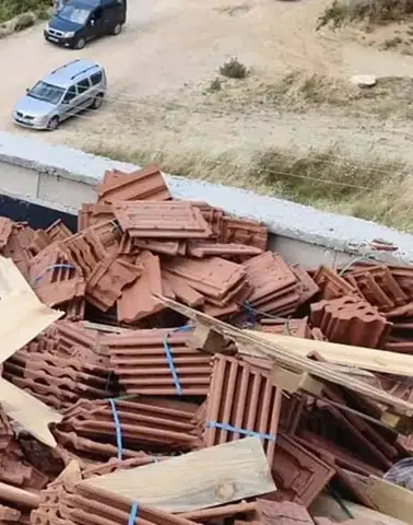 İnşaat sahasında korku dolu anlar: Kiremit yığını işçilerin üzerine devrildi