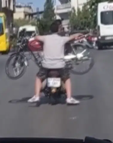 Şahinbey trafiğinde motosiklet üzerinde motosiklet taşıdılar