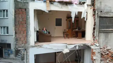 Zeytinburnu'nda 4 Katlı Bina Kontrollü Olarak Yıkıldı, Yanındaki Apartman Duvarsız Kaldı