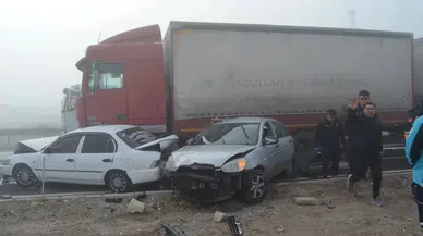 Aksaray'da Tır, Kırmızı Işıkta Duran Araçlara Çarptı