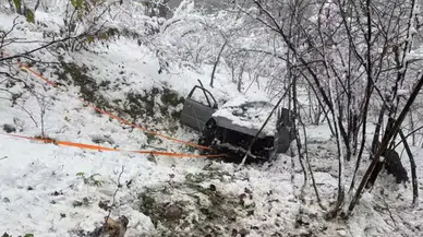 Sakarya'da Kar Sebebiyle Kontrolden Çıkan Araç Şarampole Devrildi: 3 Yaralı