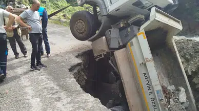 Artvin'de Yol Çökmesi Sonucu Kamyon Çukura Düştü