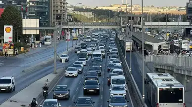 İstanbul'da Trafik Yoğunluğu: Okullarda Uyum Haftası Başladı