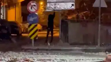 Karla Kaplanan Trafik Levhalarını Temizleyen 12 Yaşındaki Kadir Emin, Takdir Topladı