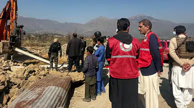 Pakistan'da kontrol noktasına bombalı saldırı: 12 kişi hayatını kaybetti