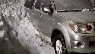 Çatak'ta Düşen Çığda Park Halindeki Araç Kar Altında Kaldı