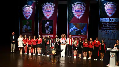Antalya'da gitarın büyülü buluşması: 15. kez sahne ışıkları yandı