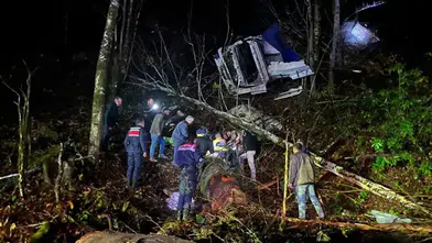 Düzce'de Dere Yatağına Devrilen TIR'ın Şoförü 4 Saat Sonra Bulundu