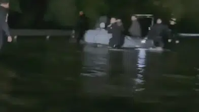 Ayazağa'da sel kabusu: İş yerlerinde mahsur kalanlar botlarla tahliye edildi