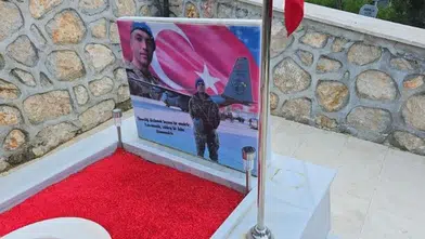 Şehitliğe büyük saygısızlık: Kabrindeki hatırayı çalıp kayıplara karıştı