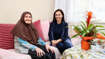 CHP'den AK Parti'ye Geçen Beykoz Belediye Başkan Vekili, Erdoğan'ın Sütannesini Ziyaret Etti