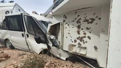 Kamyon Park Halindeki Minibüsün Üzerine Devrildi