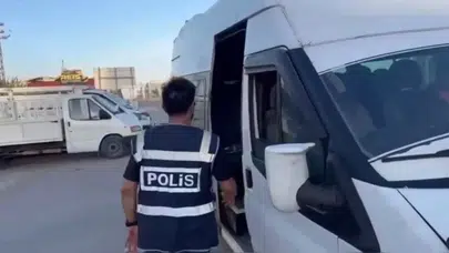 Hatay'da Takip Edilen Minibüste 7 Kaçak Göçmen Yakalandı, 1 Kişi Tutuklandı