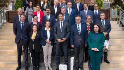 AB Türkiye Delegasyonu ve Büyükelçiler Diyarbakır Büyükşehir Belediyesi'ni Ziyaret Etti