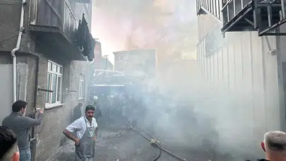 Ümraniye'de Depo Yangını: Bir İşçi Dumandan Etkilendi