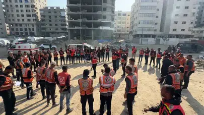 Gazze'de Sivil Savunma Ekipleri Hasarlı Binalarda Çalışmalarını Sürdürüyor