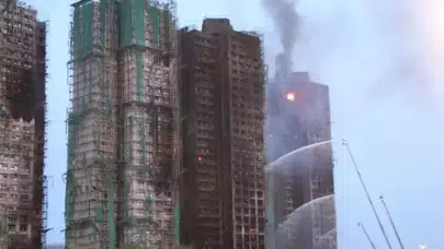 Hong Kong'da Yanan Bina: 94 Kişiye Mezara Dönüştü