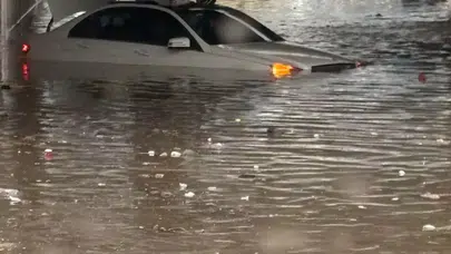 Antalya ve İlçelerinde Sağanak Yağış Etkili Oldu