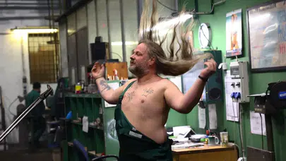 Macar Metal İşçileri Hayır İçin Takvim Çekimlerine Katıldı