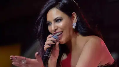 Zara'dan İddialı Selfie: Göğüs Detayı Ön Planda