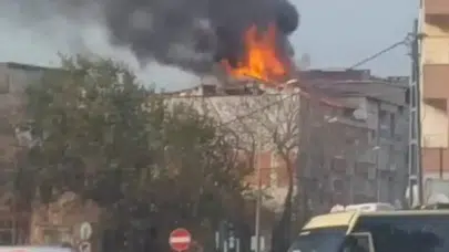 Küçükçekmece'de 5 Katlı Binanın Çatısında Yangın Çıktı