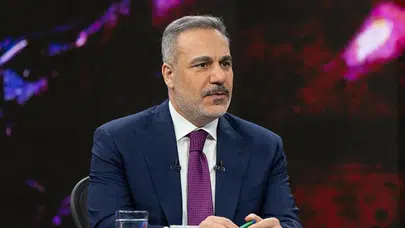 Sinem Kobal'dan 2025'e Duygusal Veda: Kenan İmirzalioğlu ile Romantik Kareler Gündem Oldu