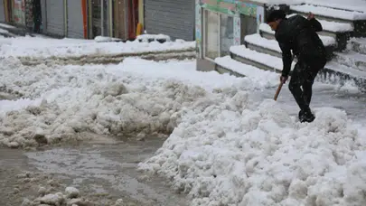 Doğu'da 62 Yerleşim Birimi Ulaşıma Kapandı
