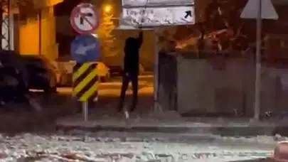 Karla Kaplanan Trafik Levhalarını Temizleyen 12 Yaşındaki Kadir Emin, Takdir Topladı