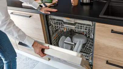 Bulaşık Makinesinde Ön Yıkama Yapmak Neden Yanlış?