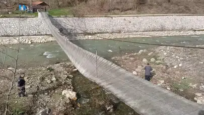 Sinop'ta Fırtına Nedeniyle Asma Köprüde Meydana Gelen Kazada İki Kişi Yaralandı