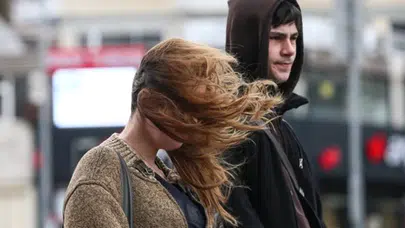 İstanbul Valiliği'nden Fırtına Uyarısı: Hava Sıcaklıkları Mevsim Normallerinin Altına Düşüyor