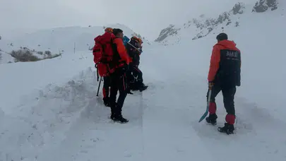 Ağrı'da çığ düşmesi sonucu arıza gidermeye giden ekipler tehlike atlattı