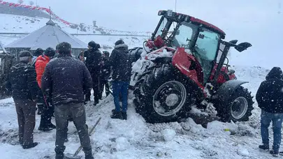 Traktör Çıldır Gölü'ne Düştü