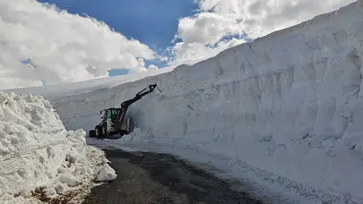 Muş’ta 6 Metrelik Kar Kütleleriyle Mücadele Ediliyor