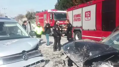İstanbul Arnavutköy'de meydana gelen kazada araçta sıkışan sürücü itfaiye ekipleri tarafından kurtarıldı