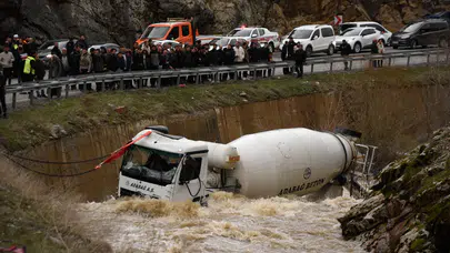 Bitlis'te acı son: Dereye uçan beton mikserinin şoföründen kahreden haber geldi
