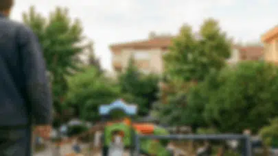 Parkta dehşet anları: 2 yaşındaki çocuğa bıçaklı saldırı