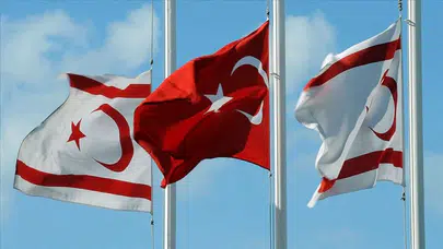 Paskalya kutlamasında skandal görüntüler: Türk bayraklarını yaktılar, Hulusi Akar’ı hedef aldılar