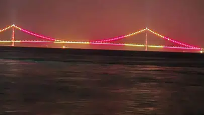 Boğaz’da şampiyonluk coşkusu: Dev köprü sarı-kırmızıya boyandı