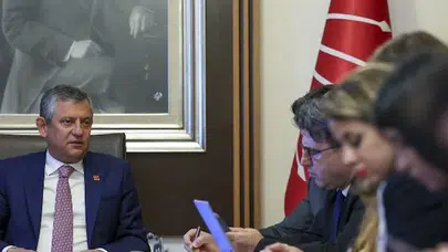 Kulislerde Özgür Özel depremi: Mahkeme kararının hemen ardından alınan alan adı kafaları karıştırdı
