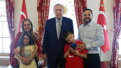 Nefretin panzehiri kek oldu: Cumhurbaşkanı Erdoğan İngiltere’den gelen özel misafirini ağırladı