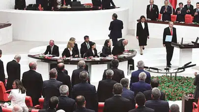 Kılıçdaroğlu'nun "ayağa kalkmazdık" iddiasına arşivden yalanlama: O kare sosyal medyayı karıştırdı